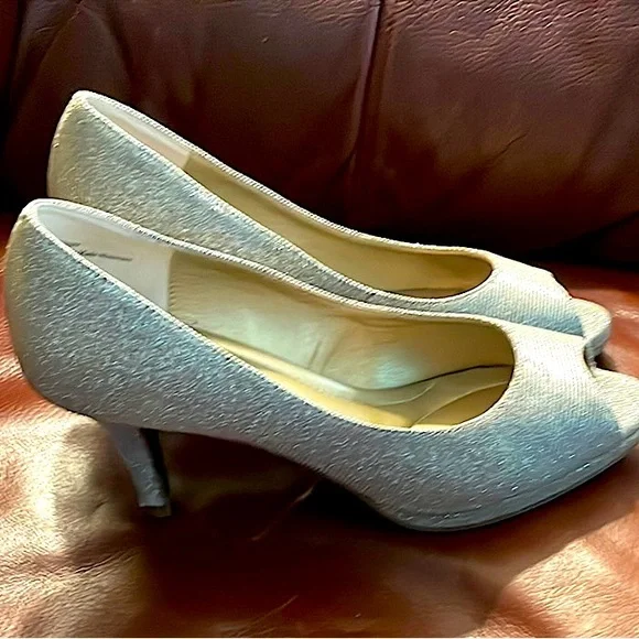 Great Wedding or Special Occasion shoes.  Kelly & Katie brand size 7.5 W. - Picture 2 of 11